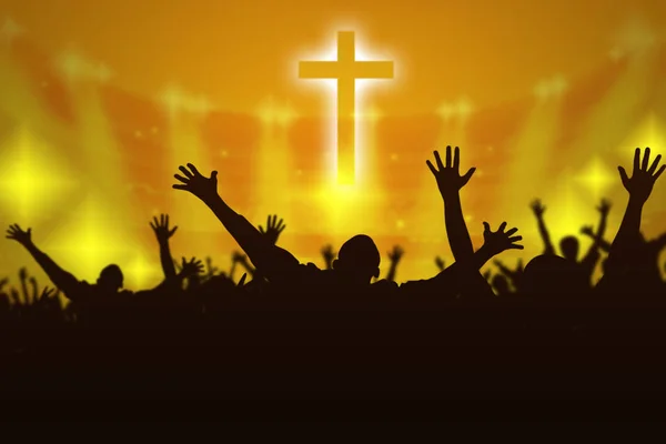 Hristiyan dualarının silueti İsa 'ya dua ederken el kaldırıyor.