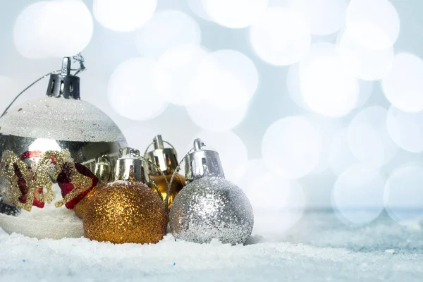 Χριστουγεννιάτικη Μπάλα Χρώμα Ασημί Και Χρυσό Χρώμα Πάνω Στο Χιόνι — Φωτογραφία Αρχείου