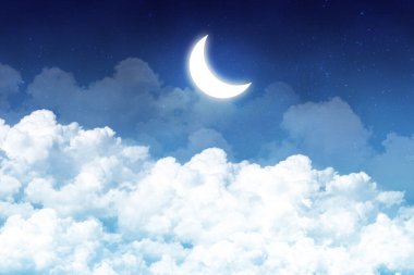 Karanlık bulutlu gökyüzünün panoramik görüntüsü ile yeni ay. Kopya alanı olan duvar kağıdı veya arkaplan. 