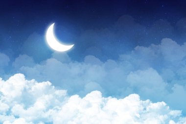 Karanlık bulutlu gökyüzünün panoramik görüntüsü ile yeni ay. Kopya alanı olan duvar kağıdı veya arkaplan. 