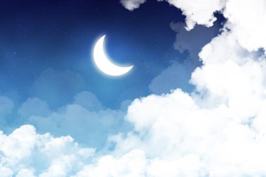 Karanlık bulutlu gökyüzünün panoramik görüntüsü ile yeni ay. Kopya alanı olan duvar kağıdı veya arkaplan. 