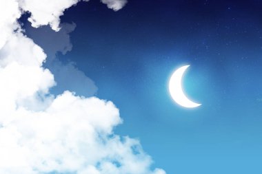 Karanlık bulutlu gökyüzünün panoramik görüntüsü ile yeni ay. Kopya alanı olan duvar kağıdı veya arkaplan. 