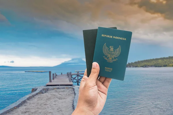 Conceito Viagem Mão Com Passaporte Ponte Marítima Fundo Montanha Indonésia — Fotografia de Stock