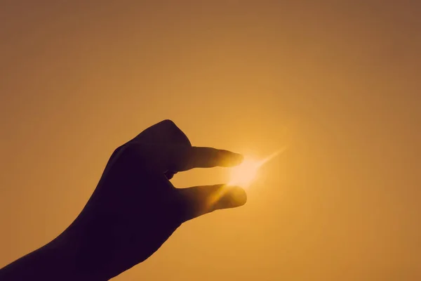Západ Slunce Silueta Gesto Ruka Oranžovou Oblohou — Stock fotografie
