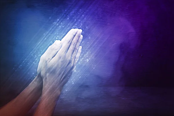 Χέρι Προσεύχεται Σκούρο Φόντο — Φωτογραφία Αρχείου