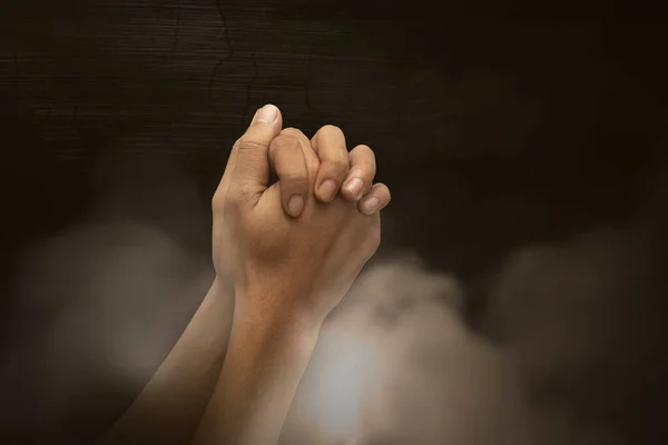Ręka Modli Się Ciemnym Tłem — Zdjęcie stockowe