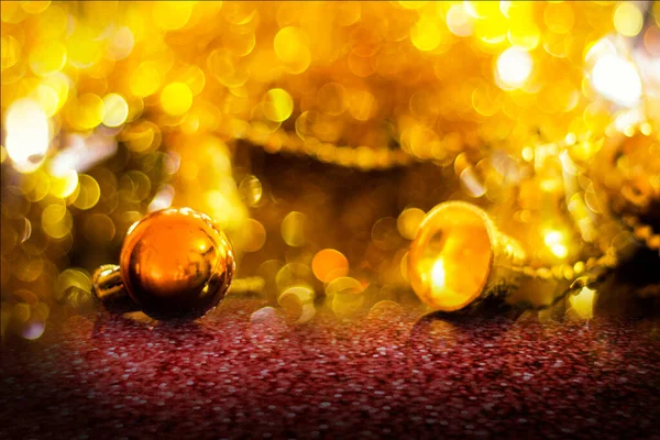Χριστουγεννιάτικη Διακόσμηση Χρυσό Φόντο Bokeh Φόντο Και Σκοτεινό Πάτωμα Καθρέφτη — Φωτογραφία Αρχείου