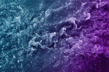 Mavi ve mor renkte filtrelenmiş deniz dalgası yüzeyi arkaplan için kullanılabilir 