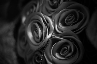 siyah ve beyaz kavram, ipek kumaşın dokusu siyah renkli gül şeklinde katlanmış. Bulanık arkaplan 