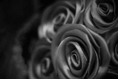 siyah ve beyaz kavram, ipek kumaşın dokusu siyah renkli gül şeklinde katlanmış. Bulanık arkaplan 