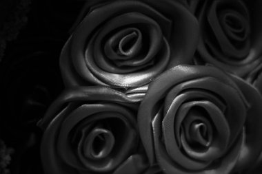 siyah ve beyaz kavram, ipek kumaşın dokusu siyah renkli gül şeklinde katlanmış. Bulanık arkaplan 