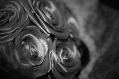 siyah ve beyaz kavram, ipek kumaşın dokusu siyah renkli gül şeklinde katlanmış. Bulanık arkaplan 