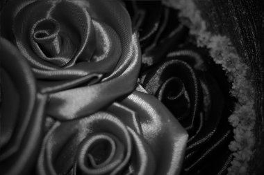 siyah ve beyaz kavram, ipek kumaşın dokusu siyah renkli gül şeklinde katlanmış. Bulanık arkaplan 