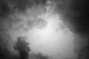 arkaplan bulutlu gökyüzü siyah ve beyaz ton rengi 