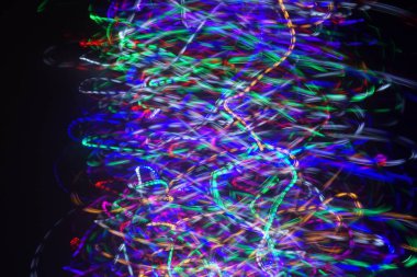 Soyut bir arkaplan olarak geceleri hareket eden ışıklar.