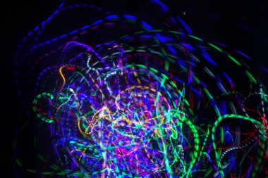 Soyut bir arkaplan olarak geceleri hareket eden ışıklar.