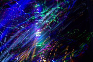 Soyut bir arkaplan olarak geceleri hareket eden ışıklar.