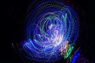 Soyut bir arkaplan olarak geceleri hareket eden ışıklar.