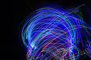 Soyut bir arkaplan olarak geceleri hareket eden ışıklar.