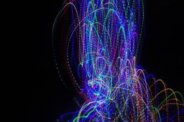 Soyut bir arkaplan olarak geceleri hareket eden ışıklar.