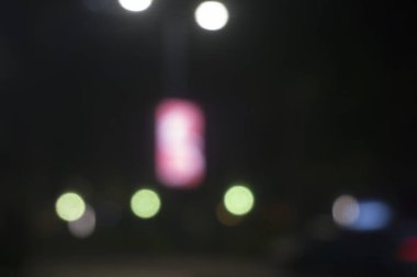 Night City sokak lambaları arka planda.