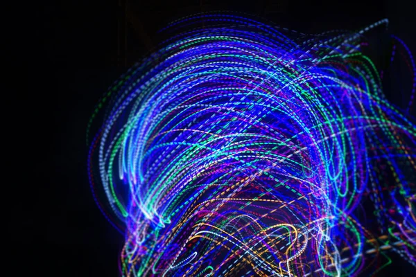 Soyut bir arkaplan olarak geceleri hareket eden ışıklar.