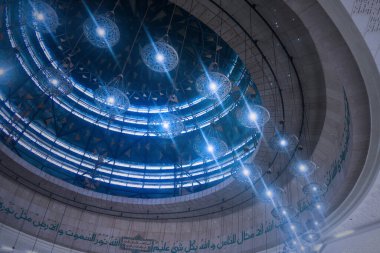 JAKARTA - 18 Nisan 2019. Güzel iç tavan camisi. Maske Tin, Jakarta 'da