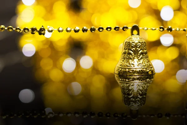 Decoración Navideña Sobre Fondo Dorado Fondo Bokeh Suelo Espejo Oscuro — Foto de Stock