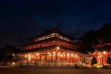 Buda tapınağı Klenteng Sam Poo Kong gece sahnesinde