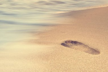 Kumsalda ayak izleri.