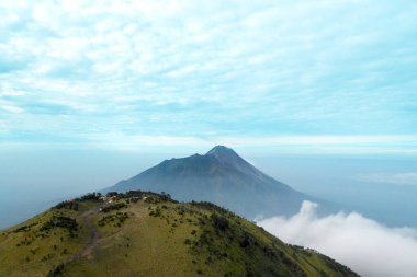 3d arkaplan parlatıcı ürünler geometrik platformlu metalik podyum sahnesi sergiliyor. Yeşil Turuncu Sahne Sergisi Stüdyoda.