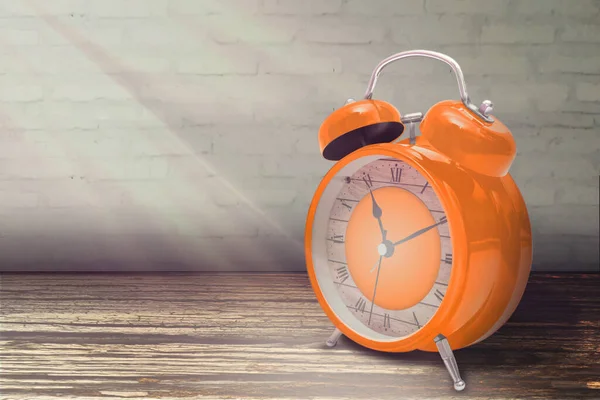 Reloj Despertador Vintage Naranja Sobre Fondo Azul Claro — Foto de Stock