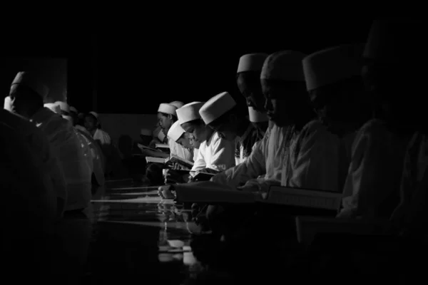 ジャカルタ インドネシア 2017年8月10日 サントリは真夜中にクルアーンの聖書を読んでいます 白黒フィルター ムスリムライフスタイル — ストック写真