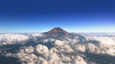 3d arkaplan parlatıcı ürünler geometrik platformlu metalik podyum sahnesi sergiliyor. Yeşil Turuncu Sahne Sergisi Stüdyoda.