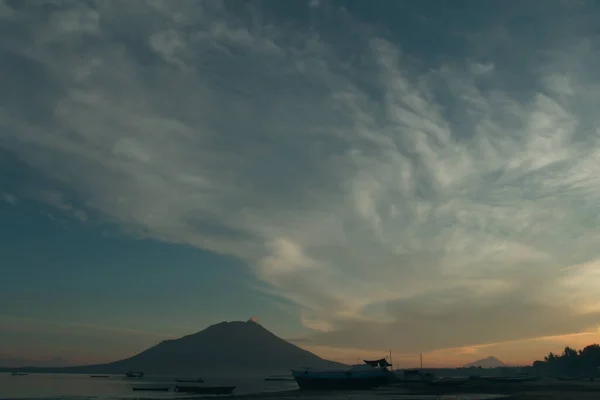 Der Dämmrige Himmel Mit Dramatischen Wolken — Stockfoto