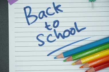 Okul konseptine geri dönelim, okul malzemeleri karatahta üzerine tasarımın için hazır..