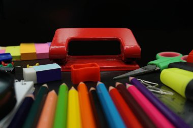 Okul konseptine geri dönelim, okul malzemeleri karatahta üzerine tasarımın için hazır..