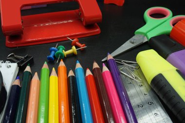 Okul konseptine geri dönelim, okul malzemeleri karatahta üzerine tasarımın için hazır..