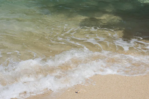 在阳光灿烂的日子里 美丽的海浪或海浪冲刷着白沫 浪花飞溅 滚向岸边 — 图库照片
