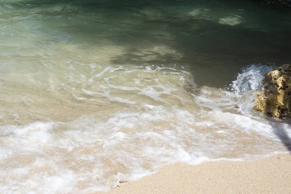 在阳光灿烂的日子里 美丽的海浪或海浪冲刷着白沫 浪花飞溅 滚向岸边 — 图库照片