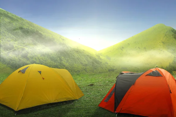 Tält Camping Gröna Bergen Med Blå Himmel Bakgrund — Stockfoto