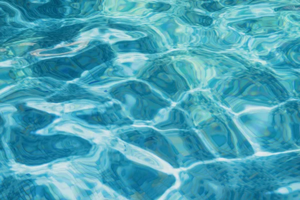Blendung im klaren Wasser des Pools. — Stockfoto