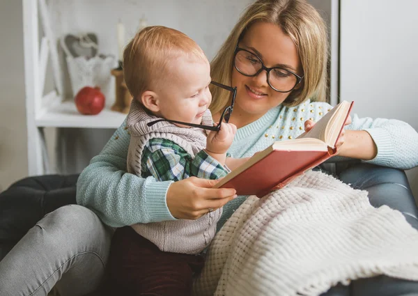 Matka i jej syn, czytanie książki w domu — Zdjęcie stockowe
