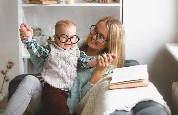 Moeder en haar zoon lezen boek thuis — Stockfoto