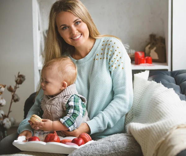 Matka i jej syn siedzi na kanapie w domu — Zdjęcie stockowe