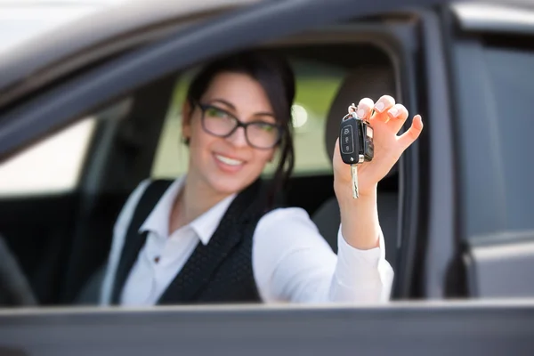 Happy smiling young woman with car key — Φωτογραφία Αρχείου