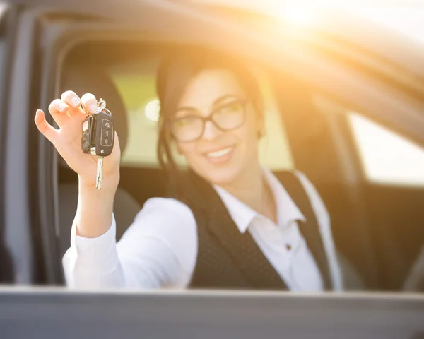 Gelukkig lachende jonge vrouw met auto sleutel — Stockfoto