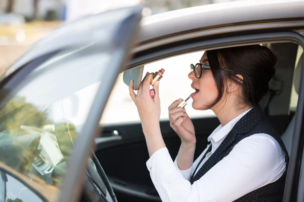 Joyeux jeune femme dans la voiture — Photo