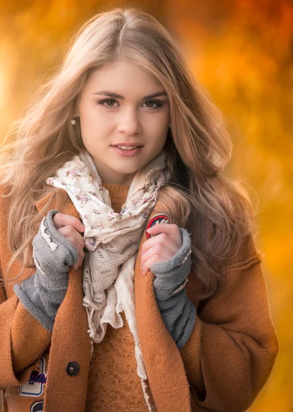 Joven mujer rubia hermosa en el parque de otoño —  Fotos de Stock