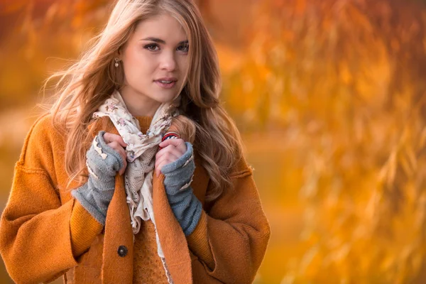 Jeune belle femme blonde dans le parc d'automne — Photo